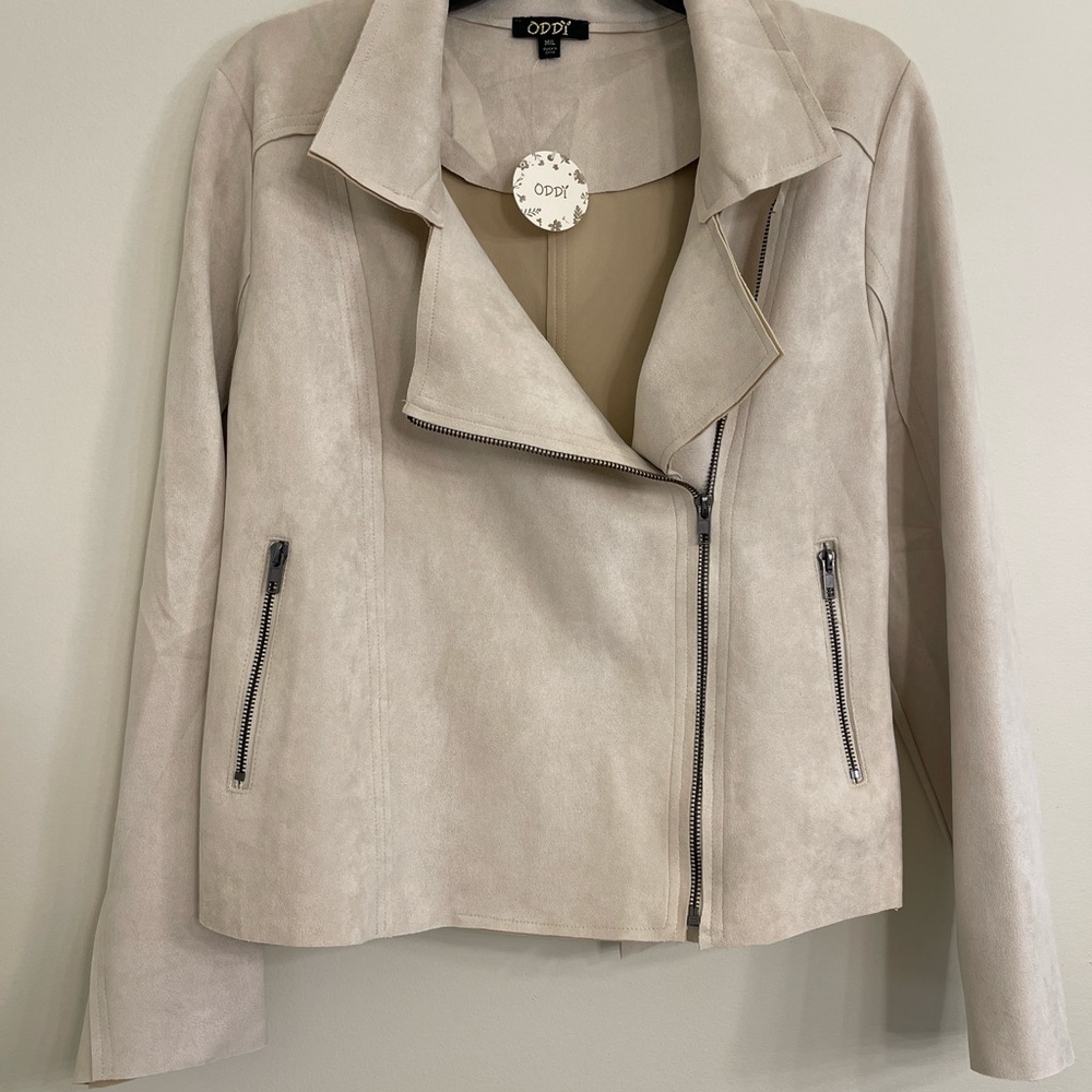 *NEW* Gorgeous and light weight.  Silver hardware!